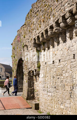 Irlanda, Co Galway, Galway, giovane camminare Arco Spagnolo nelle mura della città vecchia Foto Stock