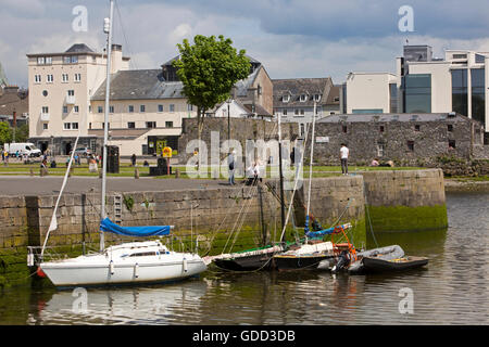 Irlanda, Co Galway, Galway, barche attraccate al Claddagh Quay di fronte l'Arco Spagnolo Foto Stock