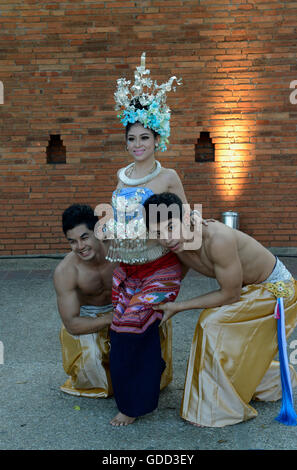 Un gruppo di ballerini tailandese al Citywalll nella città di Chiang Mai nel nord della Thailandia in Southeastasia. Foto Stock