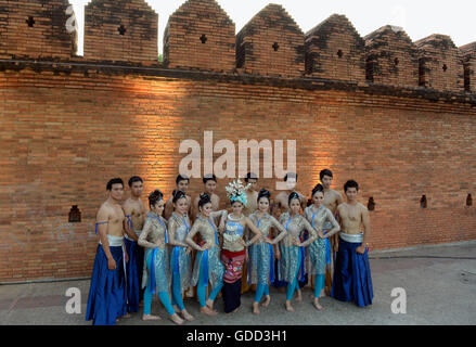 Un gruppo di ballerini tailandese al Citywalll nella città di Chiang Mai nel nord della Thailandia in Southeastasia. Foto Stock