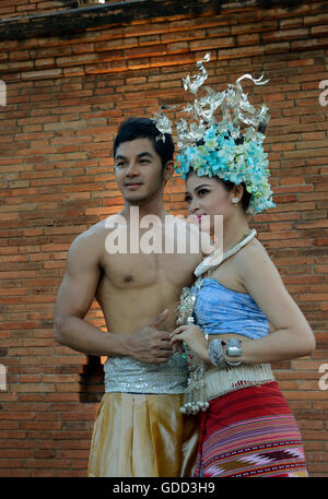 Un gruppo di ballerini tailandese al Citywalll nella città di Chiang Mai nel nord della Thailandia in Southeastasia. Foto Stock