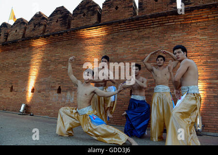 Un gruppo di ballerini tailandese al Citywalll nella città di Chiang Mai nel nord della Thailandia in Southeastasia. Foto Stock