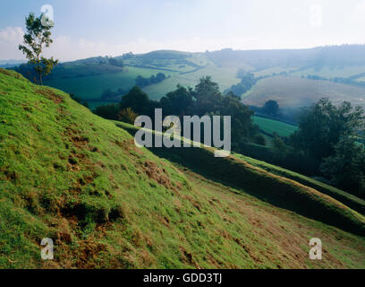 Quattro linee di età del ferro e bastioni su sé del Castello di Cadbury hillfort, Somerset. La successiva, Dark Age fase di fort è associato con King Arthur. Foto Stock