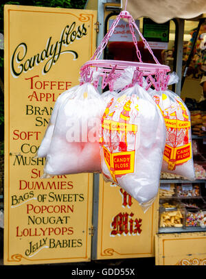 Zucchero filato per la vendita in sacchetti pendenti davanti a un al di fuori del negozio di dolci South Wales UK Foto Stock