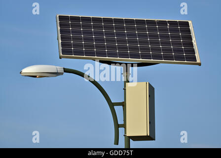 Ecologico energia elettrica dal pannello solare utilizzato per l'illuminazione stradale Foto Stock