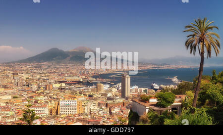 Vista panoramica del golfo di Napoli con i palazzi, il porto commerciale, le navi da crociera ormeggiata sulla destra e sul retro Foto Stock