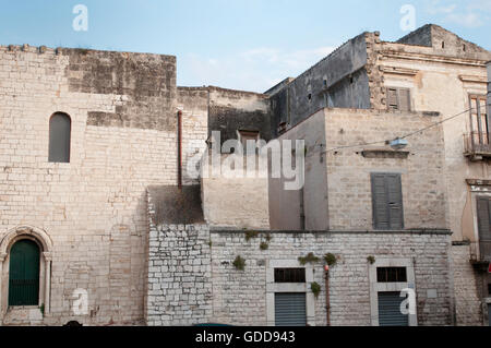 Un grappolo di case a Barletta, Italia meridionale. Foto Stock