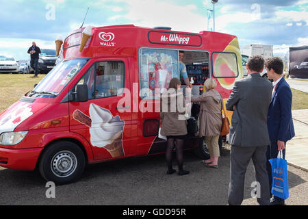 Un 'Mr. Whippy' ice cream van. Foto Stock