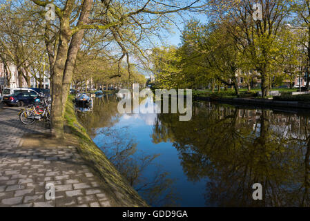 Le biciclette parcheggiate da ringhiere vicino al canale in Olanda, Amsterdam, Paesi Bassi. Foto Stock