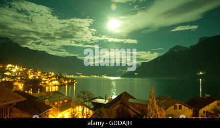 Luna piena sopra il lago di Brienz, Svizzera Foto Stock