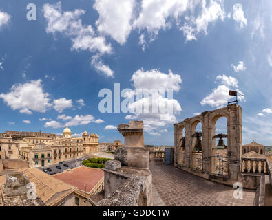 Vista sul Palazzo Nicolaci,La Chiesa Madre di San Nicolo,Duomo,de klokken van Chiesa San Carlo Foto Stock