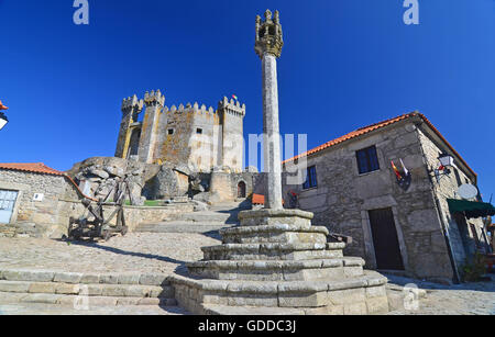 Gogna medievale utilizzati per attaccare i criminali e la somministrazione di punizioni,con castello in background. In Penedono,nort Foto Stock