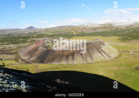 Vista dal vulcano Grabrok al vicino vulcano Grabrokarfell vicino al villaggio Bifröst nell ovest dell'Islanda. Foto Stock