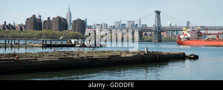 Stati Uniti d'America,New York,Brooklyn,Navy Yard,bacino di carenaggio e Williamsburg Bridge sull'East River Foto Stock