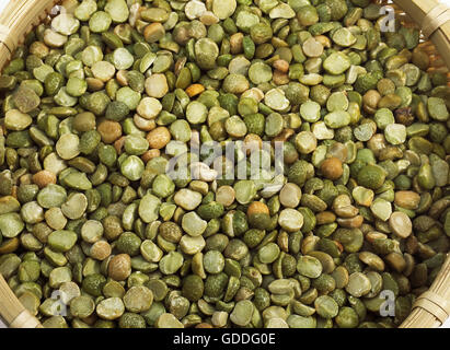 Piselli spezzati, Pisum sativum, semi nel cestello Foto Stock