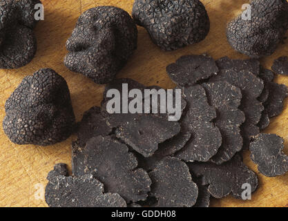 Il Perigord tartufo, tuber melanosporum, i funghi tagliati a fette sottili Foto Stock