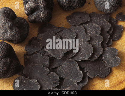 Il Perigord tartufo, tuber melanosporum, i funghi tagliati a fette sottili Foto Stock