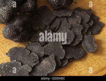 Il Perigord tartufo, tuber melanosporum, funghi tagliati a fette Foto Stock