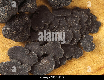 Il Perigord tartufo, tuber melanosporum, i funghi tagliati a fette sottili Foto Stock