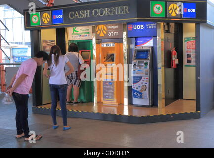 La gente usa ATM a BTS Station a Bangkok in Tailandia. Foto Stock