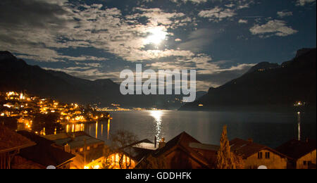 Luna piena sopra il lago di Brienz, Svizzera Foto Stock