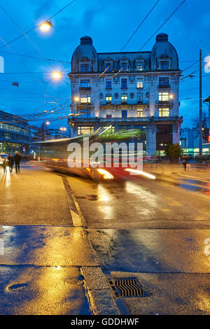 Biel,Bienne,il canton Berna, Svizzera,l'Europa comune,città,SI ACCENDE,traffico,crepuscolo, crepuscolo blu,ora,auto,automobili,tram, Foto Stock