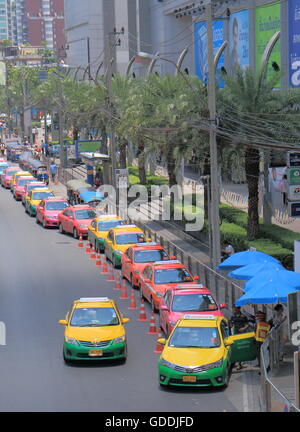 Coda di taxi di fronte Platinum Mall a Bangkok in Tailandia. Foto Stock