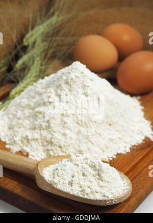 Farina di grano tenero e uova, ingredienti per la ricetta della torta Foto Stock
