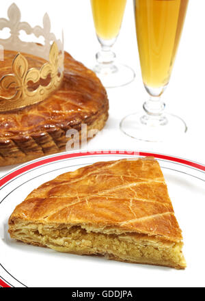 Galette des Rois con la corona, torta francese celebrando Epifania Foto Stock