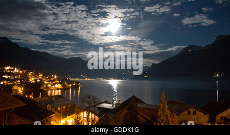 Luna piena sopra il lago di Brienz, Svizzera Foto Stock