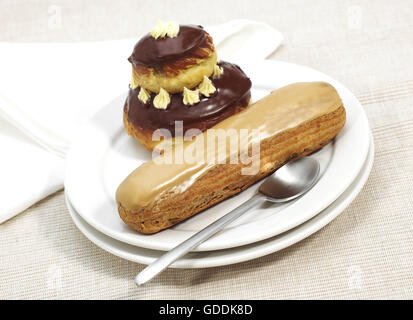 Dolci francesi chiamato RELIGIEUSE AL CIOCCOLATO E CAFFÈ ECLAIR Foto Stock