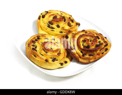 Pain aux uvetta, pane dolce contro uno sfondo bianco Foto Stock