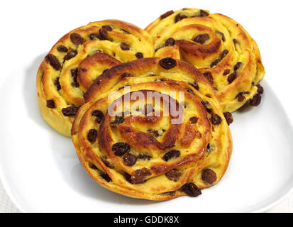 Pain au Raisin, pane dolce contro uno sfondo bianco Foto Stock
