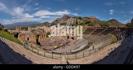 Antico Teatro Greco con una vista verso il Monte Etna Foto Stock