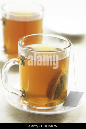 Tazza di tè verde, infusione contro uno sfondo bianco Foto Stock