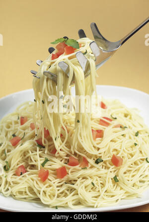 Piastra con gli spaghetti, pomodoro e basilico Foto Stock
