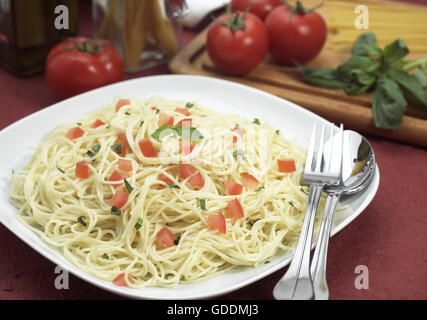Spaghetti al pomodoro e basilico Foto Stock