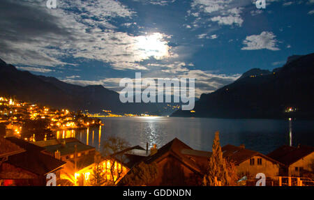 Luna piena sopra il lago di Brienz, Svizzera Foto Stock