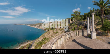 Da un giardino di una vecchia magione vista verso Giardini Naxos Foto Stock