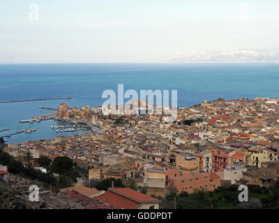 Vista di Castellammare del Golfo, con arabo-normanne castell, provincia di Trapani, Sicilia, Italia Foto Stock