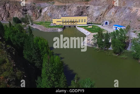 Altai, Altai, CHN. 14 Luglio, 2016. Altai, Cina - 14 Luglio 2016: (solo uso editoriale. Cina OUT) Koktokay è una città della contea di Fuyun, prefettura degli Altai, Xinjiang, Cina. Il fiume Irtysh fluisce attraverso Koktokay. Essa è ricca di minerali e di risorse turistiche, tra cui il National Koktokay Geoparco. Come del 2000 aveva una popolazione di 6014. Le immagini mostrano Koktokay centrale idroelettrica e la storia dietro. © SIPA Asia/ZUMA filo/Alamy Live News Foto Stock