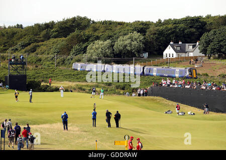 South Ayrshire, in Scozia. 14 Luglio, 2016. (L-R) Keegan Bradley (USA), Sergio Garcia (ESP), Anirban Lahiri (IND) Golf : Sergio Garcia di Spagna putts il decimo foro durante il primo round del 145British Open Championship presso la Old Course, Royal Troon Golf Club in South Ayrshire, in Scozia . Credito: Koji Aoki AFLO/sport/Alamy Live News Foto Stock