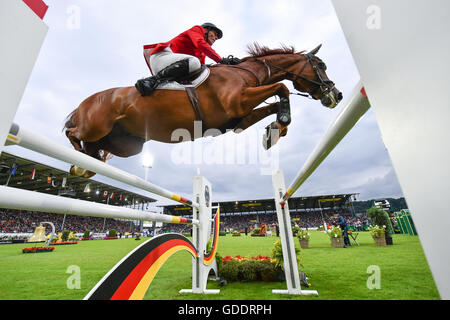 Aachen, Germania. 14 Luglio, 2016. Il tedesco mostrano il ponticello di Ludger Beerbaum in azione sul suo cavallo Casello durante le Nazioni' Cup al CHIO International Horse Show di Aachen, Germania, 14 luglio 2016. Foto: UWE ANSPACH/dpa/Alamy Live News Foto Stock