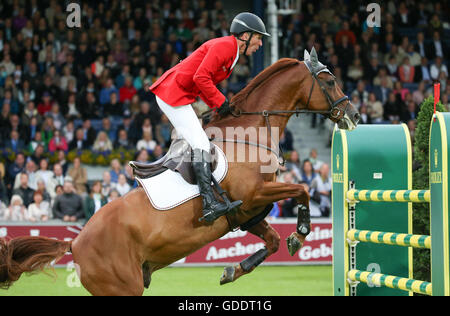 Aachen, Germania. 14 Luglio, 2016. Il tedesco mostrano il ponticello di Ludger Beerbaum in azione sul suo cavallo Casello durante le Nazioni' Cup al CHIO International Horse Show di Aachen, Germania, 14 luglio 2016. Foto: FRISO GENTSCH/dpa/Alamy Live News Foto Stock