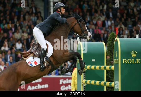 Aachen, Germania. 14 Luglio, 2016. Il francese mostra il ponticello Penelope Leprevost in azione sul suo cavallo Ratina d'la Rousserie durante le Nazioni' Cup al CHIO International Horse Show di Aachen, Germania, 14 luglio 2016. Foto: FRISO GENTSCH/dpa/Alamy Live News Foto Stock