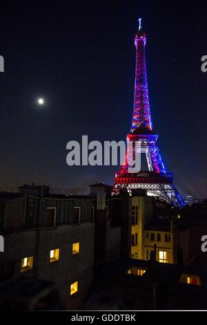 Parigi, Francia. Il 15 luglio 2016. In Francia la Giornata Nazionale (14 luglio), la Torre Eiffel è illuminata con i colori della bandiera francese, pochi minuti prima di iniziare i fuochi d'artificio. Credito: Aurelien Foucault/ZUMA filo/Alamy Live News Foto Stock