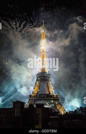 Parigi, Francia. Il 15 luglio 2016. La Torre Eiffel immerso nel fumo, minuti dopo i fuochi d'artificio della Giornata Nazionale Credito: Aurelien Foucault/ZUMA filo/Alamy Live News Foto Stock