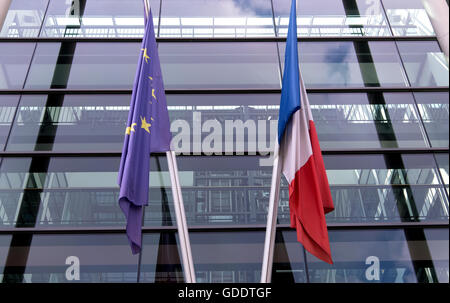 Monaco di Baviera, Germania. Il 15 luglio 2016. Un francese di bandiera nazionale (R) e un'Unione europea (UE) bandiera a mezz asta sopra la porta di ingresso al Consolato Francese generale a Monaco di Baviera, Germania, il 15 luglio 2016. Secondo i rapporti, almeno 80 morti e molti feriti dopo un carrello guidato nella folla sul famoso Promenade des Anglais durante le celebrazioni del Giorno della Bastiglia a Nizza, fine 14 luglio. Foto: SVEN HOPPE/dpa/Alamy Live News Foto Stock