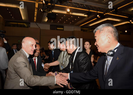 (160715) -- Istanbul, luglio 15, 2016 (Xinhua) -- rappresentanti cinesi ricevere complimenti da rappresentanti stranieri dopo la Cina del Zuojiang Huashan rock-il paesaggio culturale di arte è stato aggiunto alla lista del Patrimonio Mondiale presso la quarantesima sessione del Comitato del Patrimonio Mondiale tenutasi a Istanbul, Turchia, luglio 15, 2016. Della Cina di Zuojiang Huashan rock-il paesaggio culturale di arte è stato aggiunto alla lista del Patrimonio Mondiale qui il venerdì. (Xinhua/Egli Canling) Foto Stock