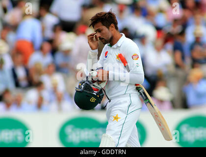 Londra, Regno Unito. Il 15 luglio 2016. Il primo Investec Cricket Test Match. Tra Inghilterra e Pakistan. Il Pakistan Mohammad Amir passeggiate fuori dal campo alla fine di Il pakistan inning, catturato a scivolare da Inghilterra è Joe Root, colpiti da Stuart ampia. Il Pakistan tutti fuori per 339 Credit: Azione Plus immagini di sport/Alamy Live News Foto Stock